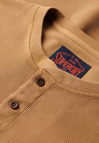Superdry & Co WAFFLE LONG SLEEVE HENLEY - Trui - classic brown camel