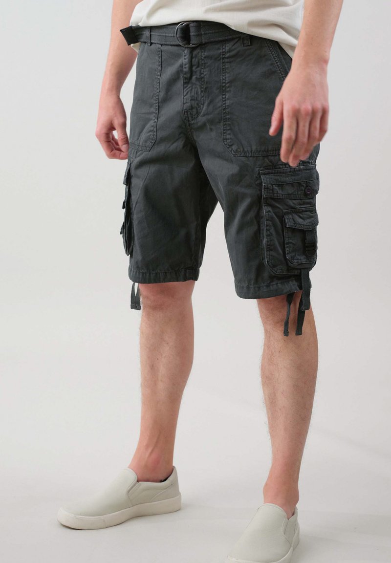 Cargo shorts in donkergrijs katoen met zakken aan beide zijden. Voorzien van verstelbare trekkoorden aan de zoom en een riem.