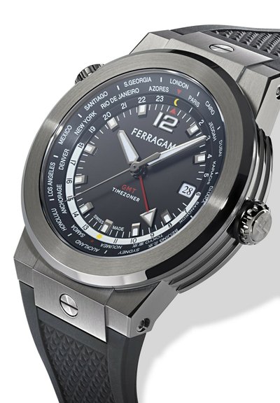 Montre Ferragamo GMT en noir avec boîtier en acier inoxydable. Présente un bracelet en caoutchouc texturé, un affichage analogique et plusieurs indicateurs de fuseaux horaires.
