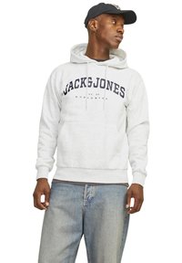 Sudadera gris con bolsillo canguro y capucha con cordón, con el logo de "JACK&JONES" en azul marino, combinada con jeans de mezclilla azul claro.
