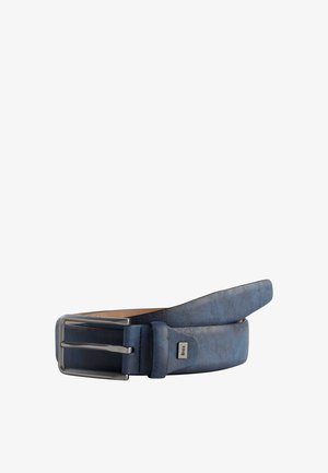 Blauer Ledergürtel mit silberner rechteckiger Schnalle und Metall-Logoanhänger an der Schlaufe vor weißem Hintergrund.