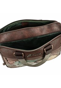 Braune Lederhandtasche mit strukturiertem Finish, grünem Innenfutter, doppelten Reißverschlüssen und dekorativen Akzenten. Mehrere Fächer zur Organisation.