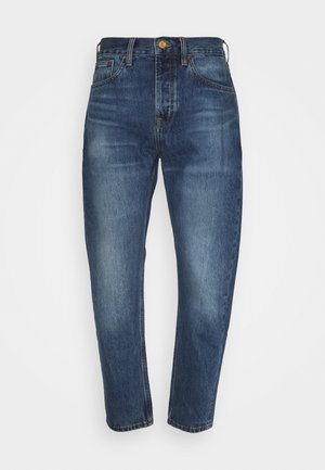Jean bleu taille haute à jambes droites avec bouton et fermeture éclair à l'avant, poches avant et légère décoloration sur les cuisses et les genoux.