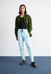 Nike Sportswear TECH JOGGER - Träningsbyxor - glacier blue