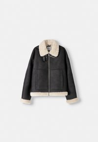 Veste zippée noire avec un col en fausse fourrure crème, des poignets et un ourlet, dotée de deux poches latérales et d'un détail de boucle sur le col.