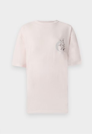 Tricou scurt roz deschis, cu mânecă scurtă, având un mic design floral alb-negru și o lună în formă de cerc pe partea stângă a pieptului.