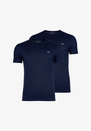 Due t-shirt blu navy a maniche corte con collo a giro, con piccolo logo grigio sul lato sinistro del petto, disposte affiancate su sfondo bianco.