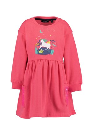 Różowa sukienka dziecięca z długim rękawem, z marszczoną talią, kieszeniami ozdobionymi cekinami oraz grafiką jednorożca z roślinami i gwiazdami na piersi.