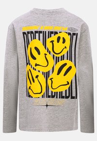 Graues Langarmshirt mit großen gelben Smiley-Gesichtern auf dem Rücken, mit schwarzem Text und vertikalen Streifen, aus Baumwollmaterial gefertigt.