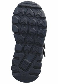 Čierna gumová podrážka s hlbokým vzorom, obsahujúca viaceré smerové výstupky pre trakciu a textúrovaný povrch pre lepší grip.