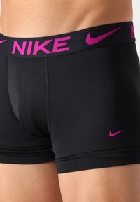 Nike Underwear ESSENTIAL TRUNK 3 PACK - Boxerbriefs - vivid grape/cool grey/black
