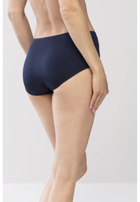 Mutande hipster in cotone blu navy con una texture liscia e un elastico in vita, caratterizzate da un taglio a vita media e senza cuciture visibili.