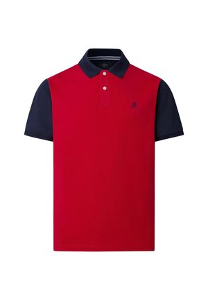 Rotes Poloshirt mit marineblauem Kragen und Ärmeln, zwei weißen Knöpfen an der Knopfleiste und kleinem, gesticktem Logo auf der linken Brust.