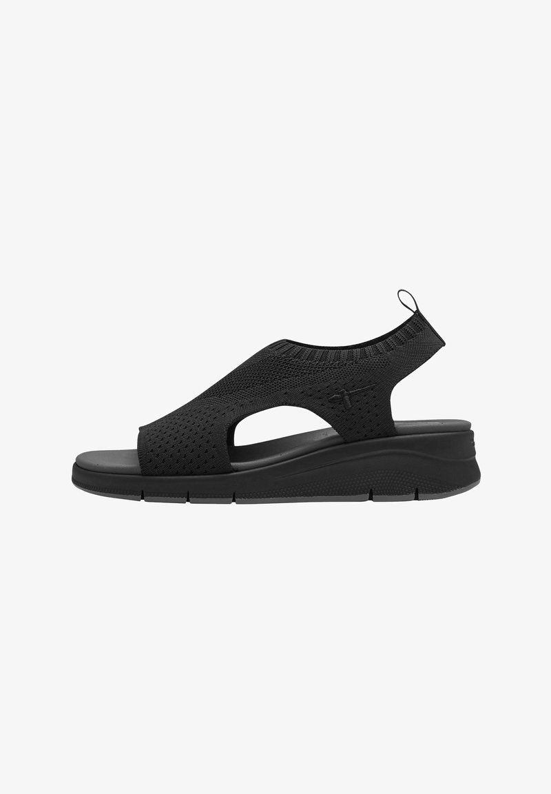 Sandale noire à bout ouvert avec dessus tricoté, bride arrière, semelle rembourrée et semelle extérieure rainurée flexible, conçue pour le confort et un usage décontracté.