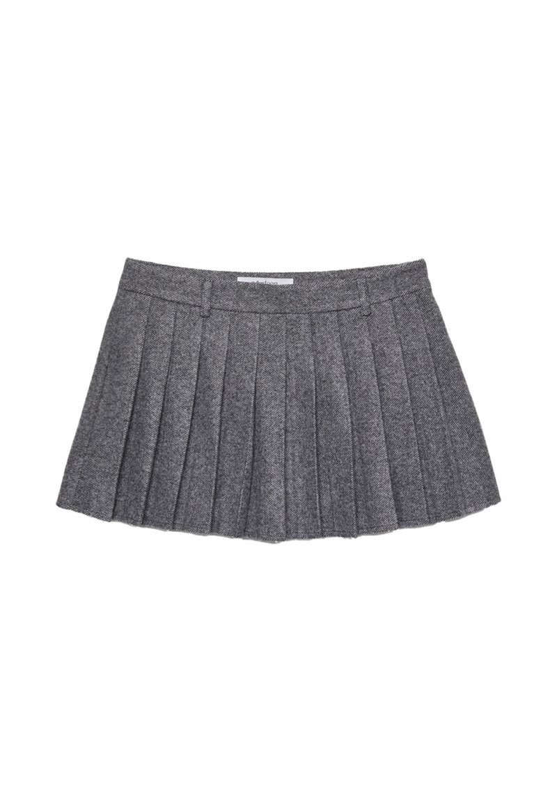 Grå plisseret nederdel lavet af tekstureret stof. Har en tætsiddende talje og flere lodrette plisseringer, der skaber en struktureret silhuet.