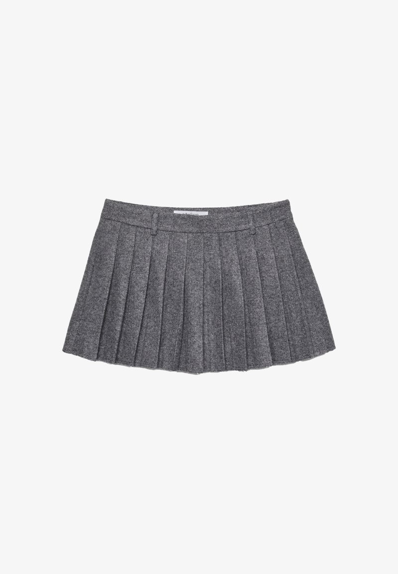 Grå plisseret nederdel lavet af tekstureret stof. Har en tætsiddende talje og flere lodrette plisseringer, der skaber en struktureret silhuet.