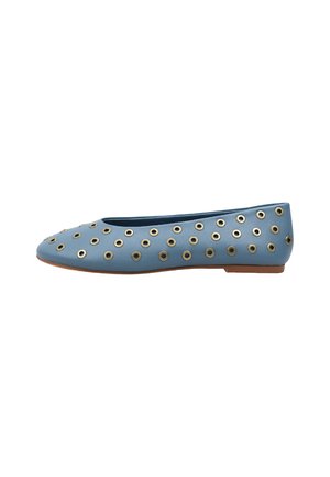 Chaussure plate bleue avec des œillets métalliques dorés couvrant la surface et une semelle beige, vue de côté.