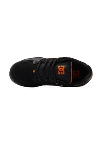 Zapatilla negra con logo naranja, con parte superior texturizada, cuello acolchado y cierre con cordones. Suela de goma con detalles de agarre.