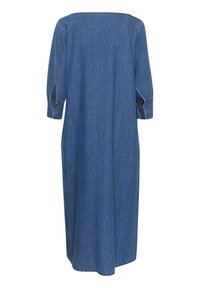 Denim mekko keskisinisessä värissä, suora nilkkapituinen malli, kolmen neljänneksen hiihat nappikoristeilla ja rento istuvuus.