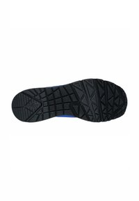 Suola di scarpa con una superficie in gomma nera, caratterizzata da un modello di battistrada testurizzato e multidirezionale. Accenti blu nella zona della suola intermedia.