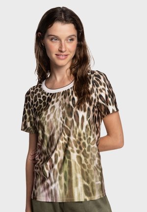 Koszula z krótkim rękawem w panterkowy wzór, z okrągłym dekoltem i miękkim materiałem w różnych odcieniach brązu i zieleni.
