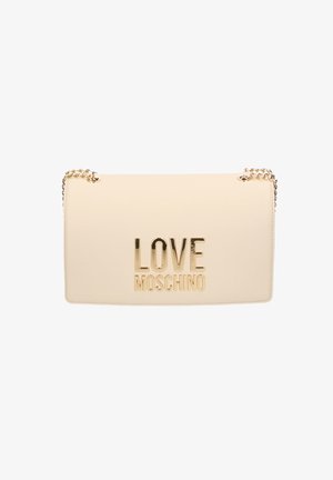 Borsa a tracolla beige caratterizzata da una texture liscia, lettering dorato "LOVE MOSCHINO" e dettaglio della tracolla a catena. Forma rettangolare.