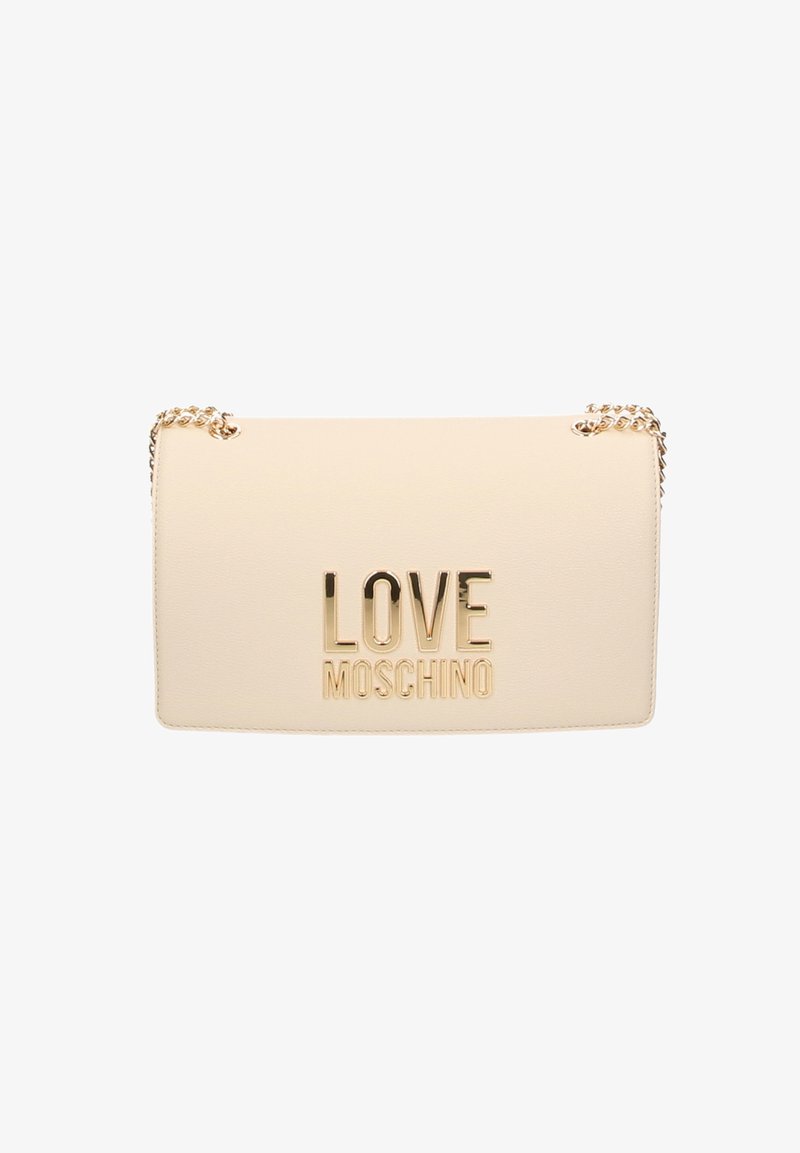 Borsa a tracolla beige caratterizzata da una texture liscia, lettering dorato "LOVE MOSCHINO" e dettaglio della tracolla a catena. Forma rettangolare.