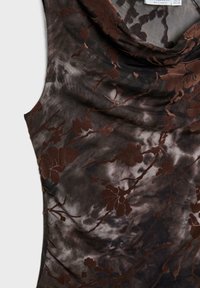 Top bez rukávov s kápovitým golierom vyrobený z ľahkej, priesvitnej tkaniny s tmavohnedým kvetinovým vzorom na svetlejšom hnedom pozadí.