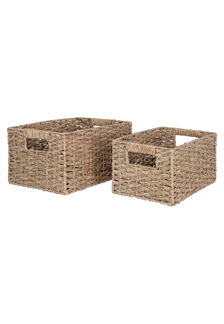 Deux paniers de rangement rectangulaires en matériau naturel tissé, avec des poignées ouvertes et d'une couleur beige neutre. L'un est plus grand que l'autre.
