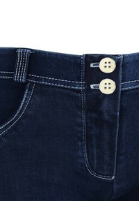 Tmavě modré džíny z denimu s bílým prošíváním, dvěma knoflíky v pase a hladkou texturou. Mají boční kapsy a klasický střih.