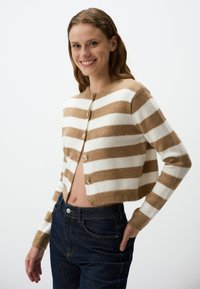 Gestreepte cardigan in beige en wit, gemaakt van zachte garen, met een ronde halslijn, knoopsluiting en cropped ontwerp.