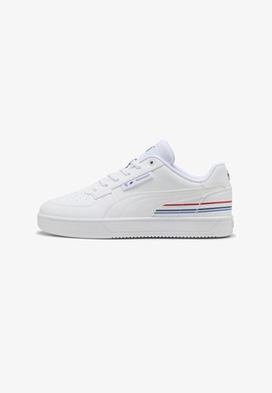 Białe sneakersy z gładką skórzaną cholewką, perforowanym noskiem i gumową podeszwą. Posiadają niebieskie i czerwone paski po bokach oraz logo na języku.