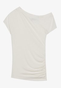 Ljusbeige off-shoulder t-shirt med korta ärmar, med en draperad design och sidofåll för textur och form. Mjuk tyg.