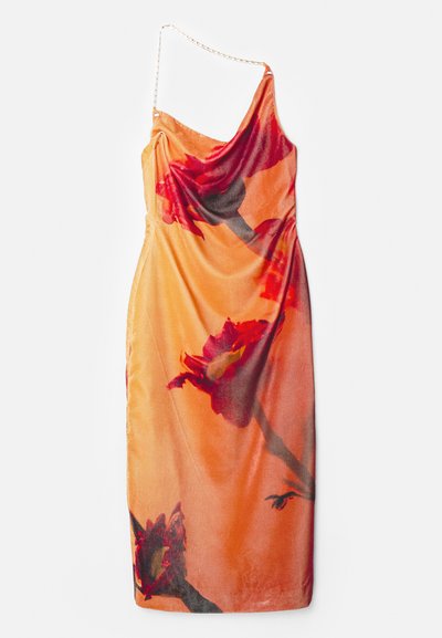 Rochie din satin cu un design vibrant portocaliu și floral, având un singur bretele cu un accent din lanț și o siluetă drapată.