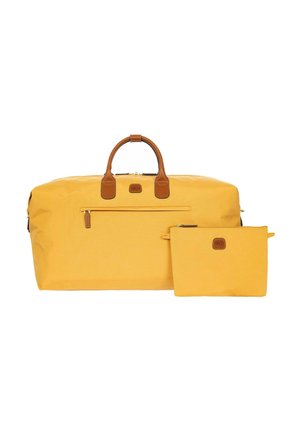 Grand sac de voyage jaune avec poignées en cuir marron et fermeture éclair à l'avant, accompagné d'une pochette jaune assortie plus petite avec fermeture éclair.