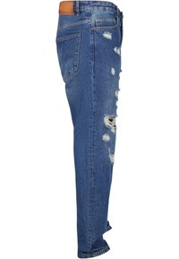 Jeans din denim albastru cu o croială dreaptă, având mai multe zone uzate și detalii cu tiv desfăcut, accentuate de o curea din piele maro.