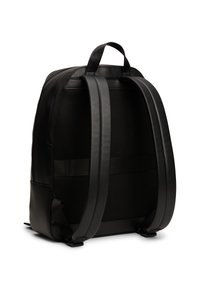 Zaino in pelle nera con texture a rete sul retro, spallacci spessi regolabili e maniglia superiore. Design minimalista senza hardware visibile.