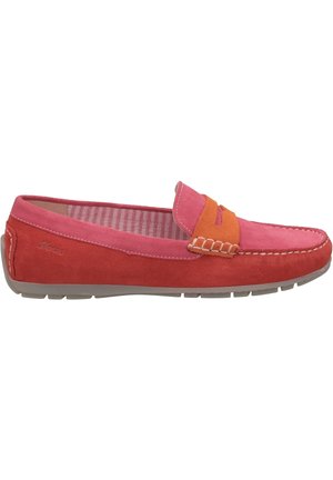 Mocassins en daim rose et rouge avec une lanière accent orange. Ils présentent un bout arrondi, une semelle intérieure rembourrée et une semelle extérieure en caoutchouc pour une meilleure traction.