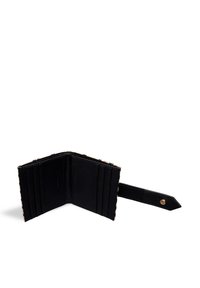 Portafoglio nero mostrato aperto, con scomparti per carte e una fascia con chiusura a scatto. L'interno è semplice e privo di ornamenti.