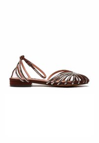 Sandalo in pelle marrone con design aperto, caratterizzato da più cinturini e dettagli metallici. Tacco basso e piatto con cinturino alla caviglia regolabile.