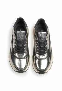 Metaliczne srebrne i czarne sneakersy wykonane z tekstyliów i materiałów syntetycznych, z teksturowaną czarną boczną wkładką, czarnymi sznurówkami i logo na języku.