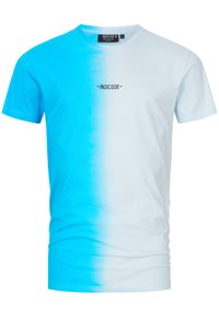 Camiseta de algodón con un diseño degradado de azul a blanco. Mangas cortas, cuello redondo y logo "INDICODE" en negro en el centro.