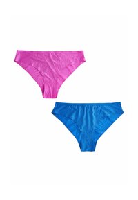 Twee paar bikini slips van gladde stof: één in levendig roze en de ander in felblauw, met subtiele golfpatronen en merknamen op de tailleband.