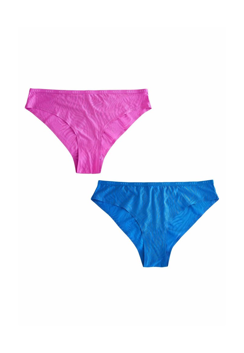 Twee paar bikini slips van gladde stof: één in levendig roze en de ander in felblauw, met subtiele golfpatronen en merknamen op de tailleband.