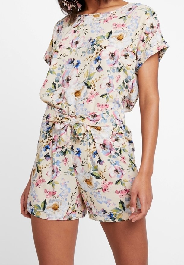 Blumiger Jumpsuit mit einem hellbeigen Hintergrund und pinken, blauen und gelben Blumen, kurzen Ärmeln und einer gebundenen Taillenpartie.