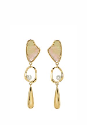 Asymmetrische goldene Ohrhänger mit unregelmäßigen perlmuttartigen Oberteilen, offenen ovalen Mittelstücken, die kleine Perlen halten, und verlängerten tropfenförmigen Anhängern.