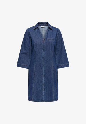 Robe en denim bleu foncé longueur genou avec manches trois-quarts, fermeture éclair à l'avant, col et une poche poitrine unique sur le côté gauche.
