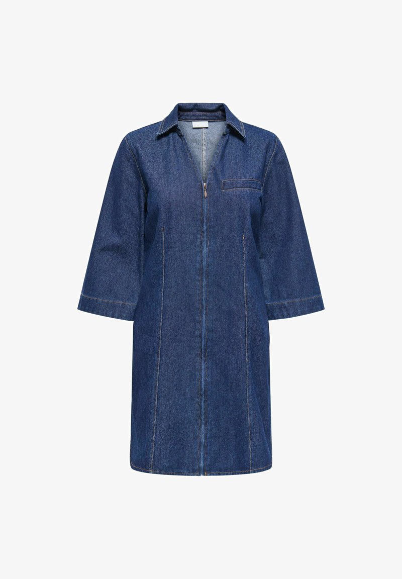 Robe en denim bleu foncé longueur genou avec manches trois-quarts, fermeture éclair à l'avant, col et une poche poitrine unique sur le côté gauche.