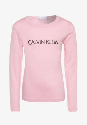 Jasnoróżowa koszulka z długim rękawem i okrągłym dekoltem oraz czarnym tekstem "CALVIN KLEIN" nadrukowanym na piersi.
