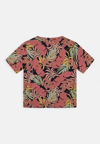 Camiseta cropped de mangas curtas, com um vibrante padrão de folhas tropicais em rosa, verde e amarelo, sobre um fundo azul-marinho escuro.